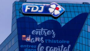 La privatisation de la FDJ, avec la vente de 52% de ses parts, redéfinit son avenir. Malgré les préoccupations, elle poursuit sa croissance grâce à la diversification et aux acquisitions.